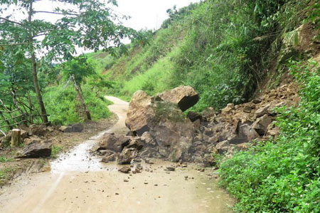 Sạt lở xảy ra tại tuyến đường từ huyện Điện Biên Đông đi các xã trên địa bàn.